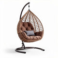 Poltrona sospesa in rattan con cuscini marroni dimensioni 90 x 80 x 120cm